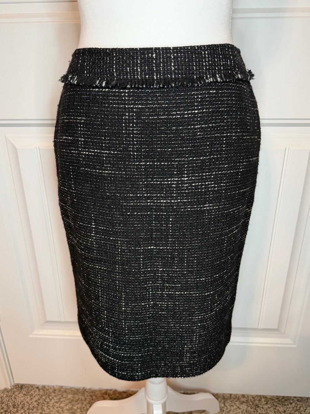 Ann Taylor Petites Black Tweed Pencil Skirt Size 2P Wool Blend Lined